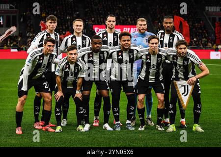 Mailand, Italie. November 2024. Team von Juventus während des italienischen Meisterschaftsspiels Serie A zwischen AC Milan und Juventus FC am 23. November 2024 im San Siro Stadion in Mailand, Italien - Foto Matthieu Mirville (A Gandolfo)/DPPI Credit: DPPI Media/Alamy Live News Stockfoto