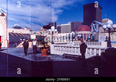 Horton Plaza, entworfen von Jon Jerde (unter anderem in Absprache mit dem Autor Ray Bradbury), wurde 1985 eröffnet und erstreckt sich über sechs Blocks in der Nähe des Gaslamp Quarter von San Diego. Das fünfstöckige Outdoor-Einkaufszentrum wurde 2018 von Stockdale Capital Partners erworben, die 2020 Pläne zur Sanierung ankündigten. Stockfoto