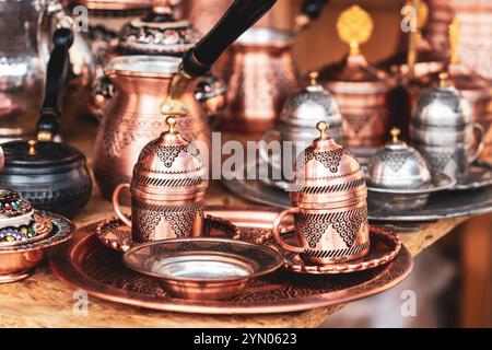 Traditionelles Edelmetallkaffee mit kunstvollen orientalischen türkischen Mustern auf dem Basar Stockfoto