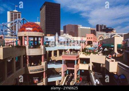 Horton Plaza, entworfen von Jon Jerde (unter anderem in Absprache mit dem Autor Ray Bradbury), wurde 1985 eröffnet und erstreckt sich über sechs Blocks in der Nähe des Gaslamp Quarter von San Diego. Das fünfstöckige Outdoor-Einkaufszentrum wurde 2018 von Stockdale Capital Partners erworben, die 2020 Pläne zur Sanierung ankündigten. Stockfoto