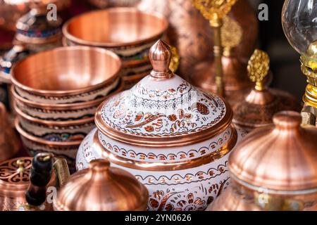 Traditionelles Edelmetallkaffee mit kunstvollen orientalischen türkischen Mustern auf dem Basar Stockfoto