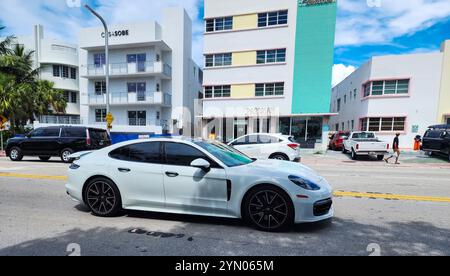 Miami Beach, Florida, USA - 8. Juni 2024: Porsche Panamera 4 Platinum Edition weiß 2023 am Ocean Drive miami Beach. Luxus-Auto-Porshche am Ocean Drive Stockfoto