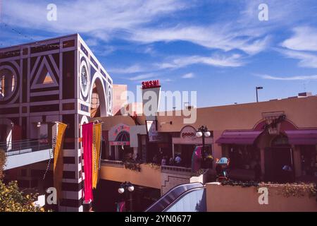 Horton Plaza, entworfen von Jon Jerde (unter anderem in Absprache mit dem Autor Ray Bradbury), wurde 1985 eröffnet und erstreckt sich über sechs Blocks in der Nähe des Gaslamp Quarter von San Diego. Das fünfstöckige Outdoor-Einkaufszentrum wurde 2018 von Stockdale Capital Partners erworben, die 2020 Pläne zur Sanierung ankündigten. Stockfoto