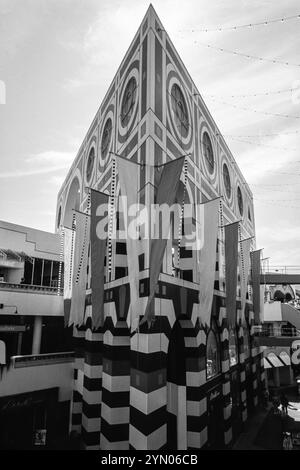 Horton Plaza, entworfen von Jon Jerde (unter anderem in Absprache mit dem Autor Ray Bradbury), wurde 1985 eröffnet und erstreckt sich über sechs Blocks in der Nähe des Gaslamp Quarter von San Diego. Das fünfstöckige Outdoor-Einkaufszentrum wurde 2018 von Stockdale Capital Partners erworben, die 2020 Pläne zur Sanierung ankündigten. Abgebildet ist das Palazzo-Gebäude. Stockfoto