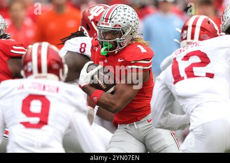 Columbus, Usa. November 2024. Ohio State Buckeyes Quinshon Williams (1) führt am Samstag, den 23. November 2024, im dritten Quartal in Columbus (Ohio) durch die Strecke gegen die Indian Hoosiers CJ West (8). Foto: Aaron Josefczyk/UPI Credit: UPI/Alamy Live News Stockfoto