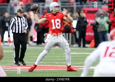 Columbus, Usa. November 2024. Der Ohio State Buckeyes Quarterback will Howard (18) wirft am Samstag, den 23. November 2024, einen Pass gegen die indischen Hoosiers in Columbus, Ohio. Foto: Aaron Josefczyk/UPI Credit: UPI/Alamy Live News Stockfoto