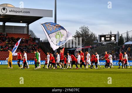 Unterhaching, Deutschland. November 2024. Einlauf der Mannschaften, 23.11.2024, Unterhaching (Deutschland), Fussball, 3. LIGA, SPVGG UNTERHACHING - SV WEHEN WIESBADEN, DFB/DFL-VORSCHRIFTEN VERBIETEN DIE VERWENDUNG VON FOTOGRAFIEN ALS BILDSEQUENZEN UND/ODER QUASI-VIDEO. Quelle: dpa/Alamy Live News Stockfoto