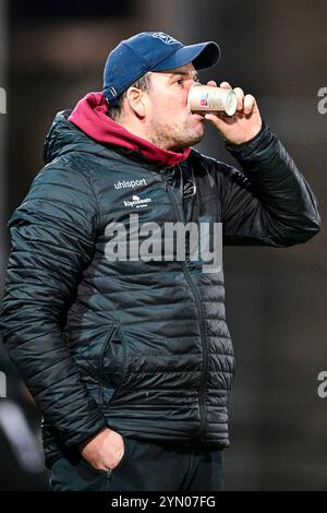 Unterhaching, Deutschland. November 2024. Trainer Marc Unterberger (Unterhaching) trinkt Kaffee an der Seitenlinie, Einzelbild, Aktion, 23.11.2024, Unterhaching (Deutschland), Fussball, 3. LIGA, SPVGG UNTERHACHING - SV WEHEN WIESBADEN, DFB/DFL-VORSCHRIFTEN VERBIETEN DIE VERWENDUNG VON FOTOGRAFIEN ALS BILDSEQUENZEN UND/ODER QUASI-VIDEO. Quelle: dpa/Alamy Live News Stockfoto