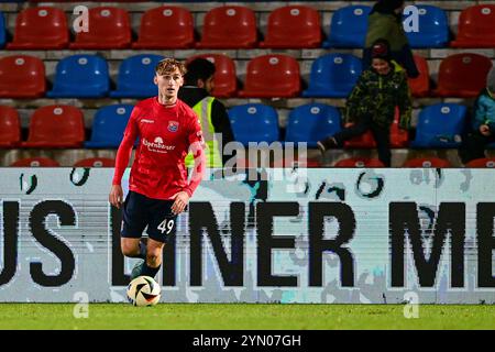 Unterhaching, Deutschland. November 2024. Nils Ortel (Unterhaching, 49) am Ball, Freisteller, Einzelbild, Aktion, Aktion, 23.11.2024, Unterhaching (Deutschland), Fussball, 3. LIGA, SPVGG UNTERHACHING - SV WEHEN WIESBADEN, DFB/DFL-VORSCHRIFTEN VERBIETEN DIE VERWENDUNG VON FOTOGRAFIEN ALS BILDSEQUENZEN UND/ODER QUASI-VIDEO. Quelle: dpa/Alamy Live News Stockfoto