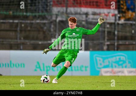 Unterhaching, Deutschland. November 2024. Konstantin Heide (Torwart, Unterhaching, 1) am Ball, Freisteller, Einzelbild, Aktion, 23.11.2024, Unterhaching (Deutschland), Fussball, 3. LIGA, SPVGG UNTERHACHING - SV WEHEN WIESBADEN, DFB/DFL-VORSCHRIFTEN VERBIETEN JEDE VERWENDUNG VON FOTOGRAFIEN ALS BILDSEQUENZEN UND/ODER QUASI-VIDEO. Quelle: dpa/Alamy Live News Stockfoto