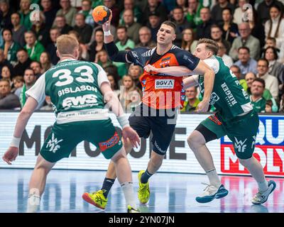 Goeppingen, Deutschland. November 2024. Sebastian Heymann (Rhein-Neckar Loewen, #13) im Zweikampf mit Erik Persson (frisch auf Goeppingen, #22), frisch auf Goeppingen vs. Rhein-Neckar Loewen, Handball, 1. Bundesliga, Herren, Spielzeit 2024/2025, 23.11.2024, Foto: EIBNER/Michael Schmidt Credit: dpa/Alamy Live News Stockfoto
