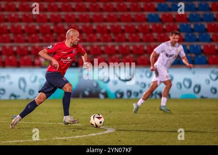 Unterhaching, Deutschland. November 2024. Manuel Stiefler (SpVgg Unterhaching, 08) mit Ball, Ger, SpVgg Unterhaching vs. SV Wehen Wiesbaden, Fussball, 3. Liga, 15. Spieltag, Saison 2024/2025, 23.11.2024, DFL-VORSCHRIFTEN VERBIETEN DIE VERWENDUNG VON FOTOGRAFIEN ALS BILDSEQUENZEN, Foto: Eibner-Pressefoto/Jenni Maul Credit: dpa/Alamy Live News Stockfoto