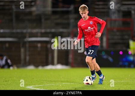 Unterhaching, Deutschland. November 2024. Tim Hoops (Unterhaching, 27) am Ball, Freisteller, Einzelbild, Aktion, Aktion, 23.11.2024, Unterhaching (Deutschland), Fussball, 3. LIGA, SPVGG UNTERHACHING - SV WEHEN WIESBADEN, DFB/DFL-VORSCHRIFTEN VERBIETEN DIE VERWENDUNG VON FOTOGRAFIEN ALS BILDSEQUENZEN UND/ODER QUASI-VIDEO. Quelle: dpa/Alamy Live News Stockfoto