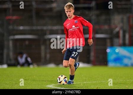 Unterhaching, Deutschland. November 2024. Tim Hoops (Unterhaching, 27) am Ball, Freisteller, Einzelbild, Aktion, Aktion, 23.11.2024, Unterhaching (Deutschland), Fussball, 3. LIGA, SPVGG UNTERHACHING - SV WEHEN WIESBADEN, DFB/DFL-VORSCHRIFTEN VERBIETEN DIE VERWENDUNG VON FOTOGRAFIEN ALS BILDSEQUENZEN UND/ODER QUASI-VIDEO. Quelle: dpa/Alamy Live News Stockfoto