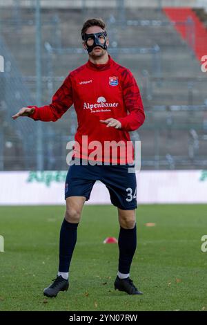 Unterhaching, Deutschland. November 2024. Tim Knipping (SpVgg Unterhaching, 34) beim Aufwaermen, mit Gesichtsmaske, Ger, SpVgg Unterhaching vs. SV Wehen Wiesbaden, Fussball, 3. Liga, 15. Spieltag, Saison 2024/2025, 23.11.2024, DFL-VORSCHRIFTEN VERBIETEN DIE VERWENDUNG VON FOTOGRAFIEN ALS BILDSEQUENZEN, Foto: Eibner-Pressefoto/Jenni Maul Credit: dpa/Alamy Live News Stockfoto