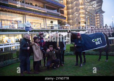 Ascot, Berkshire, Großbritannien. November 2024. JALISCO-STAR Kevin Brogan gewinnt beim Copybet November Saturday Raceday das Copybet Novices’ Handicap Hürdenrennen (Klasse 4) (GBB Race) auf der Ascot Racecourse in Berkshire. Inhaber Des Laura Horsfall Racing Club, Trainerin Laura Horsfall, Towcester, Züchter Sean Connolly, Sponsor Abacus Securities Ltd Quelle: Maureen McLean/Alamy Live News Stockfoto