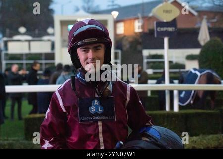 Ascot, Berkshire, Großbritannien. November 2024. JALISCO-STAR Kevin Brogan gewinnt beim Copybet November Saturday Raceday das Copybet Novices’ Handicap Hürdenrennen (Klasse 4) (GBB Race) auf der Ascot Racecourse in Berkshire. Inhaber Des Laura Horsfall Racing Club, Trainerin Laura Horsfall, Towcester, Züchter Sean Connolly, Sponsor Abacus Securities Ltd Quelle: Maureen McLean/Alamy Live News Stockfoto