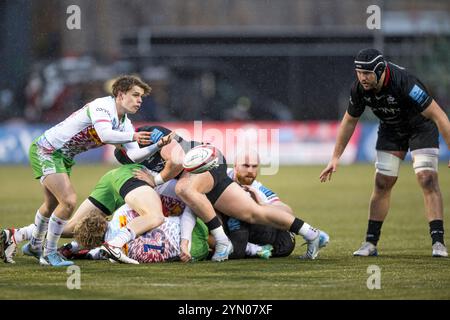 London, Großbritannien. November 2024. Lucas Friday of Harlequins gibt den Ball während des Premiership Rugby Cup-Spiels zwischen Saracens und Harlequins im StoneX Stadium in London, England am 23. November 2024 aus. Foto von Phil Hutchinson. Nur redaktionelle Verwendung, Lizenz für kommerzielle Nutzung erforderlich. Keine Verwendung bei Wetten, Spielen oder Publikationen eines einzelnen Clubs/einer Liga/eines Spielers. Quelle: UK Sports Pics Ltd/Alamy Live News Stockfoto