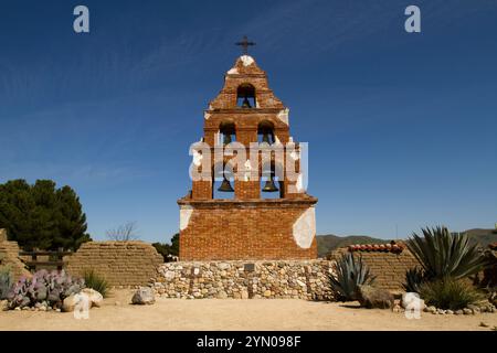 Das Äußere der Mission San Miguel in Zentralkalifornien, die 1797 gegründet wurde und noch einen Großteil ihrer Originalkunstwerke enthält. Stockfoto