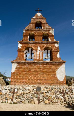 Das Äußere der Mission San Miguel in Zentralkalifornien, die 1797 gegründet wurde und noch einen Großteil ihrer Originalkunstwerke enthält. Stockfoto