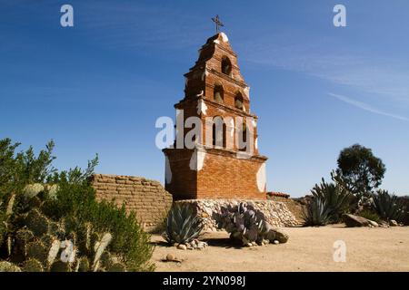 Das Äußere der Mission San Miguel in Zentralkalifornien, die 1797 gegründet wurde und noch einen Großteil ihrer Originalkunstwerke enthält. Stockfoto