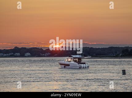 Motorboot vor der Nordgabel bei Sonnenuntergang vor Anker Stockfoto