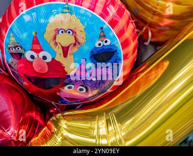 Detailbild von Sesam-Straßenballons auf einer Kindergeburtstagsfeier Stockfoto