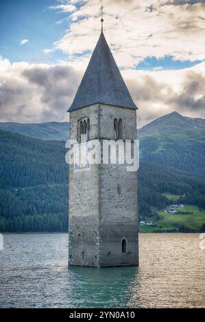 Der berühmte alte Kirchturm von Graun, der aus dem Wasser des künstlichen Reschensees im Vinschgau, Südtirol, Italien, entspringt Stockfoto
