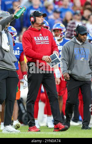 Kansas City, MO, USA. November 2024. Kansas Jayhawks-Cheftrainer Lance Leipold während einer Auszeit gegen die Colorado Buffaloes im GEHA Field im Arrowhead Stadium in Kansas City, MO. David Smith/CSM/Alamy Live News Stockfoto