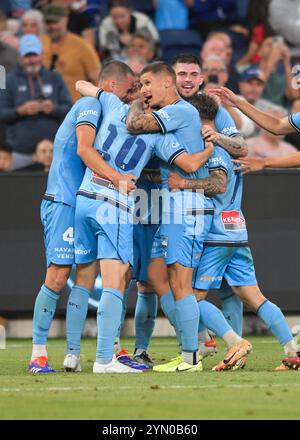 Paddington, Australien. November 2024. Das Team von Sydney FC feiert ein Tor beim Spiel der Isuzu UTE A-League 2024-25 in der fünften Runde zwischen Sydney FC und Western Sydney Wanderers FC, das im Allianz Stadium ausgetragen wird. Endpunktzahl Sydney FC 4:2 Western Sydney Wanderers. Quelle: SOPA Images Limited/Alamy Live News Stockfoto