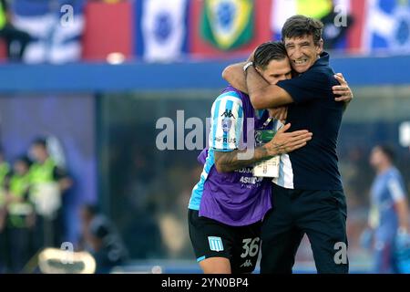 Gustavo Costas (R), Cheftrainer des argentinischen Racing Clubs, feiert mit Mittelfeldspieler Bruno Zuculini, nachdem er am 23. November 2024 im La Nueva Olla Stadion in Asuncion, Paraguay, das zweite Tor gegen den Brasilianer Cruzeiro erzielte. Stockfoto