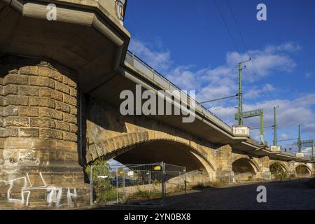 In Dresden werden zwei Brücken über die Elbe zwischen Wilsdruffer Vorstadt und Innere Neustadt als Marienbrücke bezeichnet. Der 434 m lange Steinbogen bridg Stockfoto