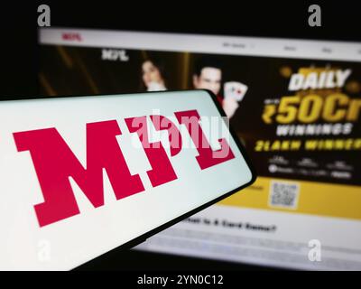 Stuttgart, 14.07.2024: Smartphone mit Logo des indischen Online-Gaming-Unternehmens Mobile Premier League (MPL) vor der Website. Fokus auf Mitte- Stockfoto