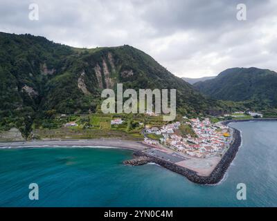 Blick von der Drohne auf Ribeira Quente und Praia do Fogo mit vulkanischem schwarzem Sandstrand. Landschaft der Küste von Sao Miguel mit grünen Bergen auf den Azoren Stockfoto