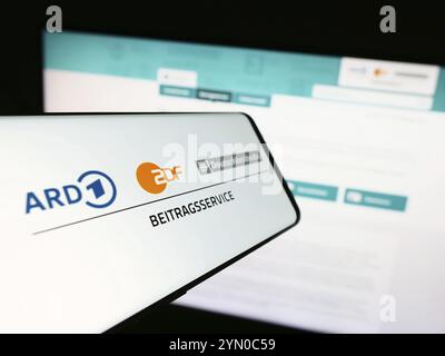 Stuttgart, 10.04.2024: Mobiltelefon mit Logo des ARD ZDF Deutschlandradio Beitragsservice vor Website. Konzentrieren Sie sich auf die Mitte der Telefonzentrale Stockfoto