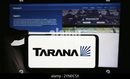 Stuttgart, Deutschland, 28.03.2024: Person, die ein Mobiltelefon mit dem Logo des US-Telekommunikationsunternehmens Tarana Wireless Inc. Vor der Website des Unternehmens hält. Stockfoto
