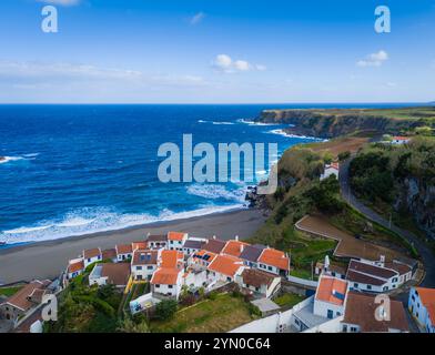 Praia dos Moinhos. Drohnenansicht des vulkanischen schwarzen Sandstrandes in Moinhos Stadt, Sao Miguel, Azoren, Portugal. Atlantikküste Stockfoto