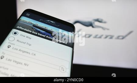 Stuttgart, Deutschland, 03.05.2024: Mobiltelefon mit Website des US-Fernbusunternehmens Greyhound Lines Inc. Vor dem Firmenlogo. Konzentrieren Sie sich auf die Spitze Stockfoto
