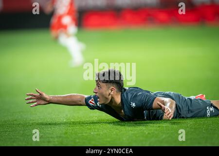 Girona, Spanien. November 2024. Alejo Veliz (RCD Espanyol) gibt Gesten während eines La Liga EA Sports Spiels zwischen Girona FC und RCD Espanyol im Estadi Municipal de Montilivi. Endergebnis: Girona FC 4:1 RCD Espanyol Credit: SOPA Images Limited/Alamy Live News Stockfoto