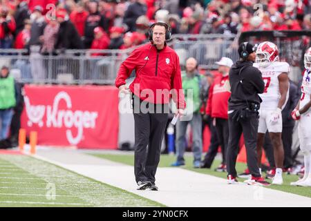 Columbus, Ohio, USA. November 2024. Der Trainer der Indiana Hoosiers Curt Cignetti tritt während des Spiels zwischen den Indiana Hoosiers und den Ohio State Buckeyes im Ohio Stadium in Columbus, Ohio, auf. (Kreditbild: © Scott Stuart/ZUMA Press Wire) NUR REDAKTIONELLE VERWENDUNG! Nicht für kommerzielle ZWECKE! Stockfoto