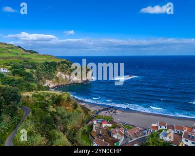 Praia dos Moinhos. Drohnenansicht des vulkanischen schwarzen Sandstrandes in Moinhos Stadt, Sao Miguel, Azoren, Portugal. Atlantikküste Stockfoto