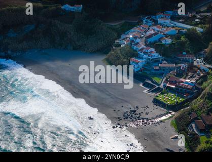 Praia dos Moinhos. Drohnenansicht des vulkanischen schwarzen Sandstrandes in Moinhos Stadt, Sao Miguel, Azoren, Portugal. Atlantikküste Stockfoto