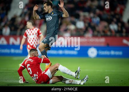 Girona, Spanien. November 2024. Brian Olivan (RCD Espanyol) und David Lopez (Girona FC) wurden bei einem La Liga EA Sports Spiel zwischen Girona FC und RCD Espanyol im Estadi Municipal de Montilivi gesehen. Endergebnis: Girona FC 4:1 RCD Espanyol Credit: SOPA Images Limited/Alamy Live News Stockfoto