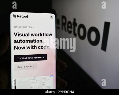 Stuttgart, Deutschland, 06.05.2024: Person, die ein Mobiltelefon hält, mit Webseite des US-amerikanischen Softwareentwicklungsunternehmens Retool Inc. Vor dem Logo. Konzentrieren Sie sich auf die Mitte Stockfoto