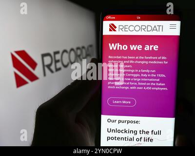 Stuttgart, Deutschland, 06.01.2024: Person, die ein Handy hält, mit Webseite des italienischen Pharmaunternehmens Recordati S.p.A. vor dem Logo. Konzentrieren Sie sich auf c Stockfoto