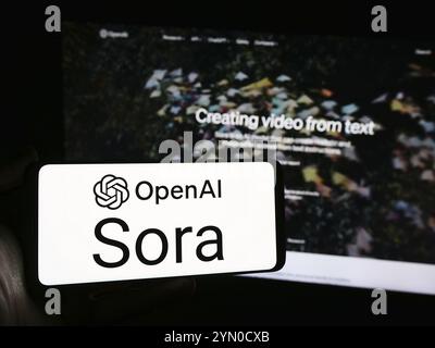 Stuttgart, Deutschland, 03.06.2024: Person mit Smartphone mit Logo der Text-to-Video-Modellsoftware Sora (OpenAI) vor der Website. Konzentrieren Sie sich auf das Telefon Stockfoto