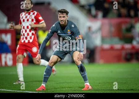 Girona, Spanien. November 2024. Javi Puado (RCD Espanyol) gibt Gesten während eines La Liga EA Sports Spiels zwischen Girona FC und RCD Espanyol im Estadi Municipal de Montilivi. Endergebnis: Girona FC 4:1 RCD Espanyol Credit: SOPA Images Limited/Alamy Live News Stockfoto