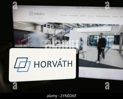 Stuttgart, 15.07.2024: Person mit Smartphone mit Logo der deutschen Unternehmensberatung Horvath AG vor der Website. Fokus auf p Stockfoto