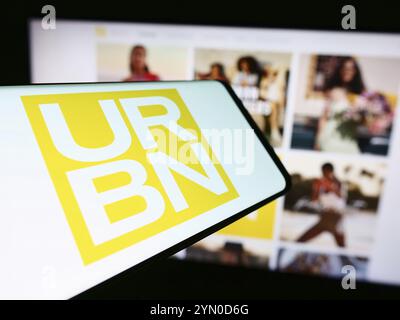 Stuttgart, Deutschland, 03.06.2024: Mobiltelefon mit Logo des amerikanischen Fast-Fashion-Unternehmens Urban Outfitters Inc. (URBN) vor der Website. Schwerpunkt auf cen Stockfoto