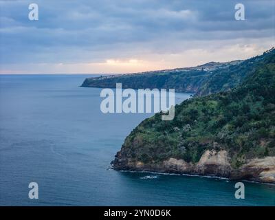 Blick von der Drohne auf Ribeira Quente und Praia do Fogo mit vulkanischem schwarzem Sandstrand. Landschaft der Küste von Sao Miguel mit grünen Bergen auf den Azoren Stockfoto